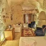 בית אירוח Bedrock Cave (adults Only) גורמה
