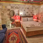 Bedrock Cave (adults Only) בית אירוח גורמה