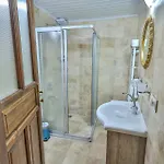 Bedrock Cave (adults Only) בית אירוח