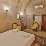 בית אירוח Bedrock Cave (adults Only) גורמה