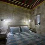 Bedrock Cave (adults Only) בית אירוח גורמה