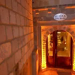 בית אירוח Bedrock Cave (adults Only) *